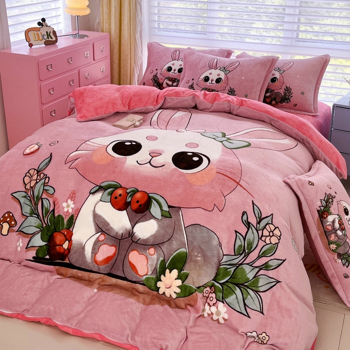 91家纺网 家纺一手货源 找家纺 宝薇 2024新款加厚牛奶绒大版卡通四件套 兔宝贝绒