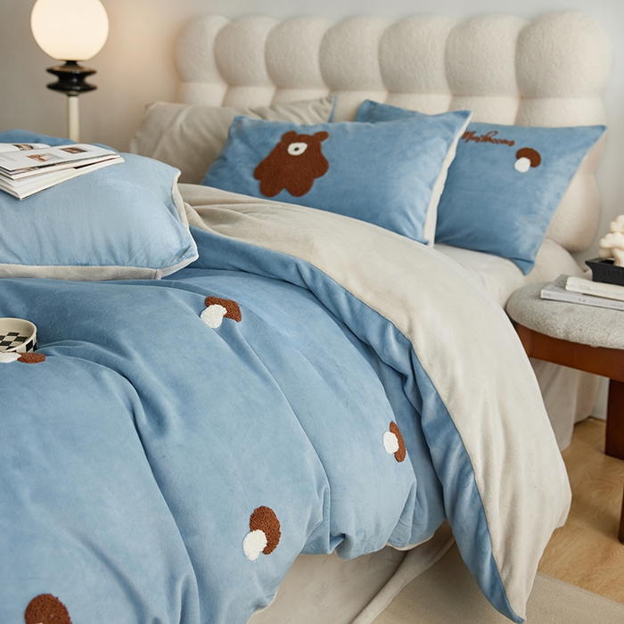 91家纺网 家纺一手货源 找家纺 千朵森 2024新款毛巾绣牛奶绒四件套-慕斯卡 风格一 慕斯卡-槟蓝灰