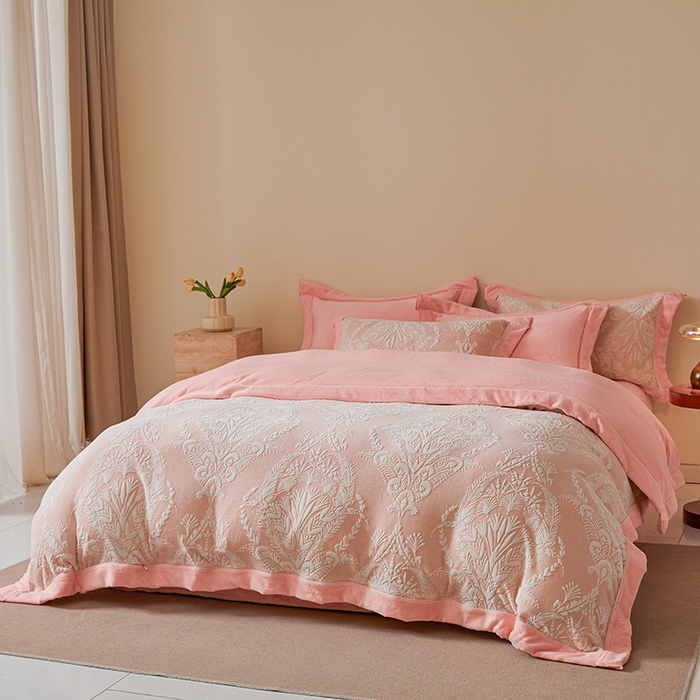 91家纺网 家纺一手货源 找家纺 全季家居 2024新款A类高克重5D立体浮雕宽边牛奶绒加厚保暖被套单件 芳草-粉
