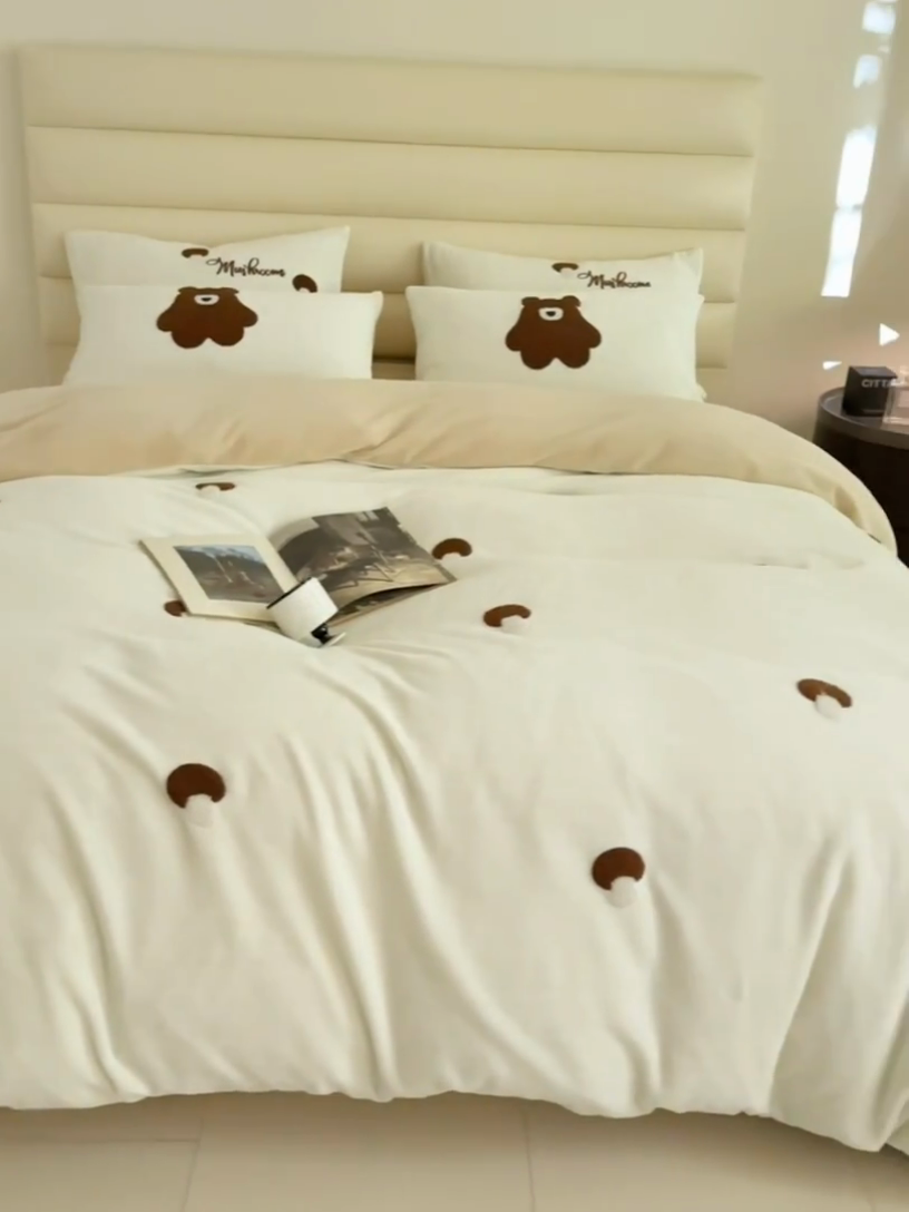 91家纺网 家纺一手货源 找家纺 千朵森 2024新款毛巾绣牛奶绒四件套-慕斯卡 风格二 慕斯卡-奶白卡