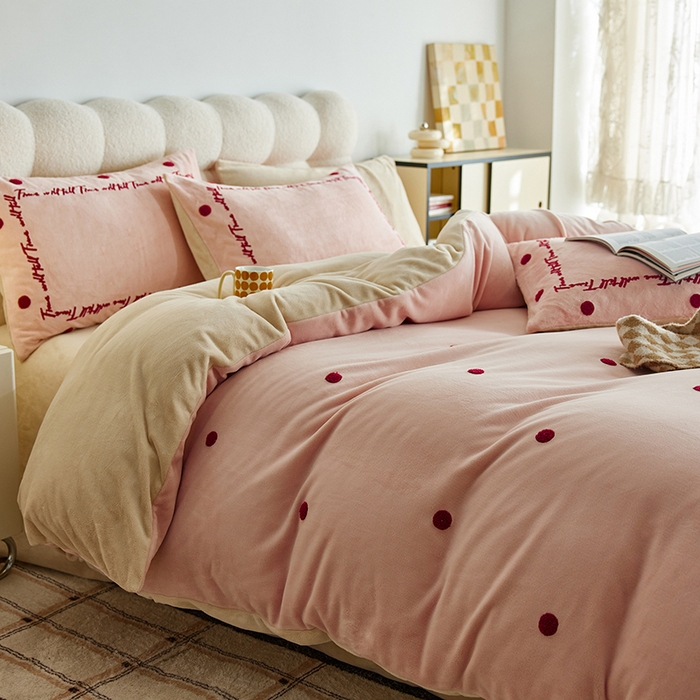 91家纺网 家纺一手货源 找家纺 千朵森 2024新款牛奶绒毛巾绣四件套-艾琳 艾琳-樱草粉