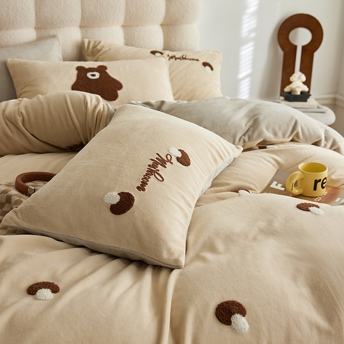 91家纺网 家纺一手货源 找家纺 千朵森 2024新款毛巾绣牛奶绒四件套-慕斯卡 风格一 慕斯卡-香槟灰