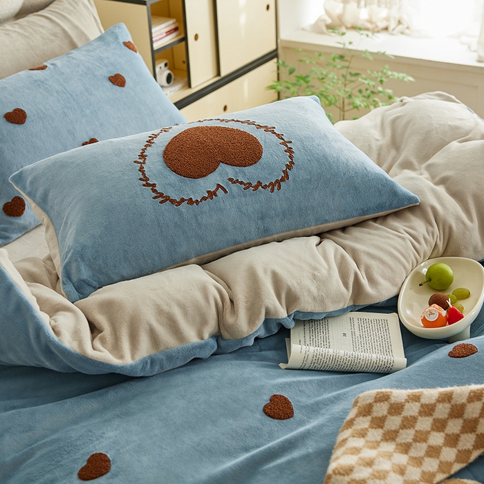 91家纺网 家纺一手货源 找家纺 千朵森 2024新款牛奶绒毛巾绣四件套-艾琳 艾琳-云水蓝