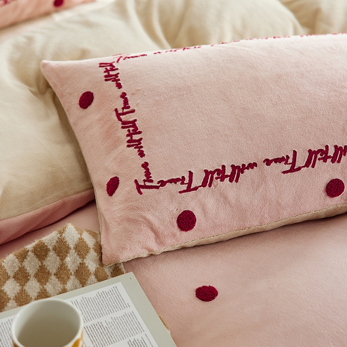 91家纺网 家纺一手货源 找家纺 千朵森 2024新款牛奶绒毛巾绣四件套-艾琳 艾琳-樱草粉