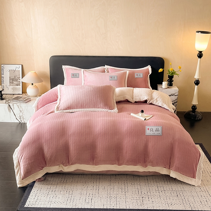 91家纺网 家纺一手货源 找家纺 全季家居 2024新款A类纯色印花波浪大包边牛奶绒贝贝绒加厚保暖四件套 胭脂紫