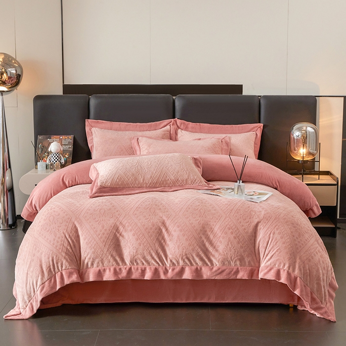 91家纺网 家纺一手货源 找家纺 全季家居 2024新款A类加厚保暖3D雕花拼角牛奶绒四件套 格调-粉