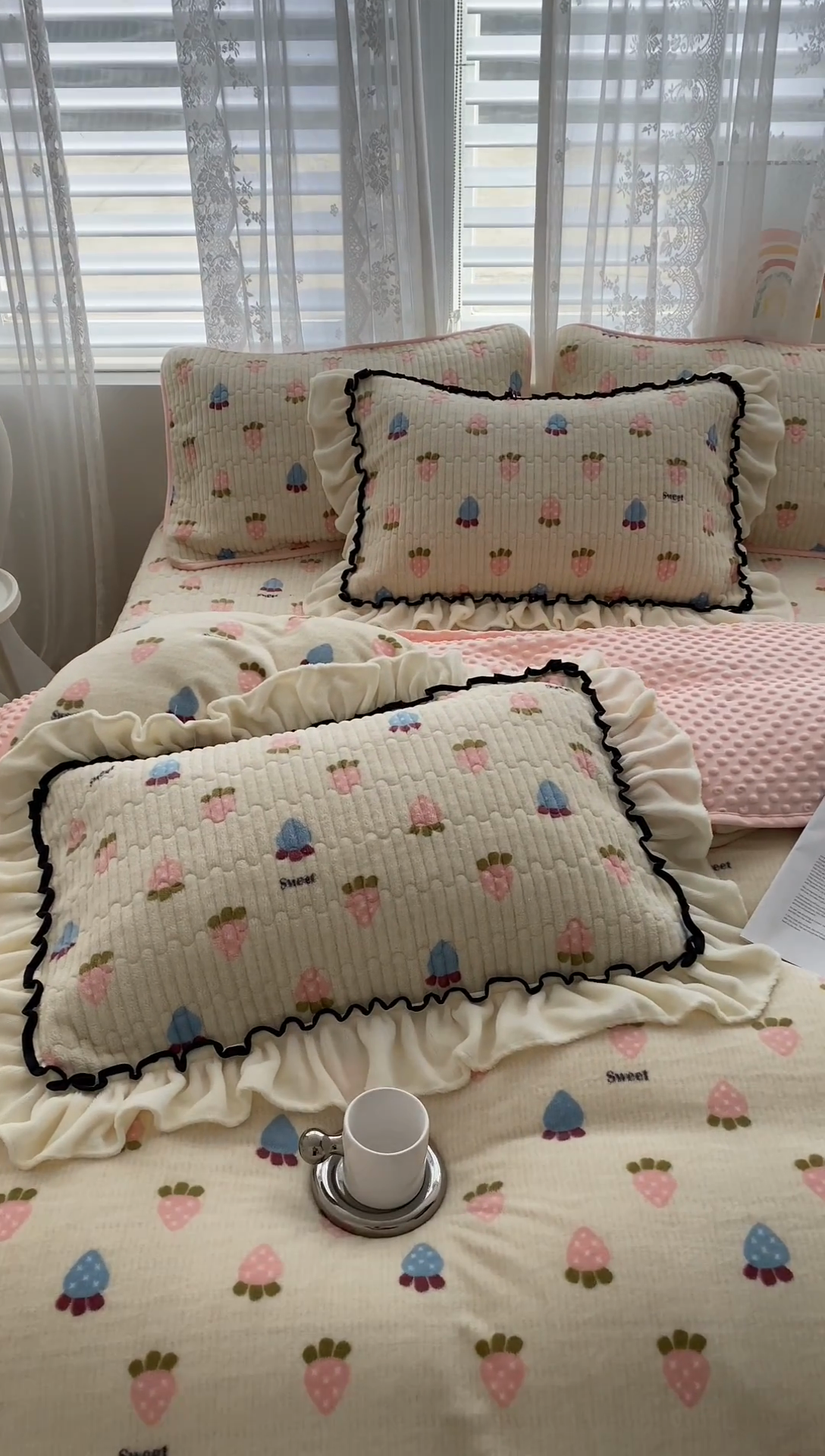 91家纺网 家纺一手货源 找家纺 格真 2024新款加厚保暖豆豆绒牛奶绒单床盖被套三件套四件套 草莓啵啵