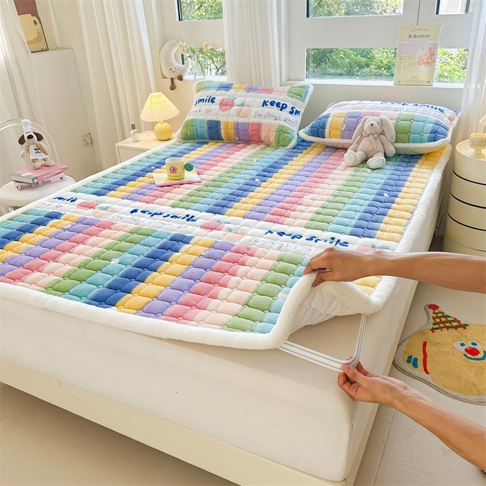 91家纺网 家纺一手货源 找家纺 梵朴 2024新款牛奶绒夹棉床褥床垫-成人款 彩虹条