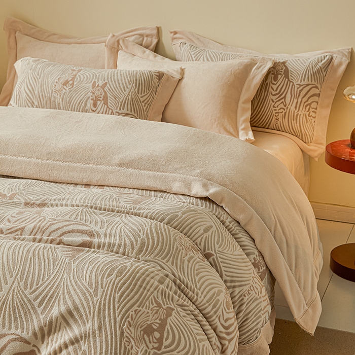 91家纺网 家纺一手货源 找家纺 全季家居 2024新款A类高克重5D立体浮雕宽边牛奶绒加厚保暖被套单件 斑马咖