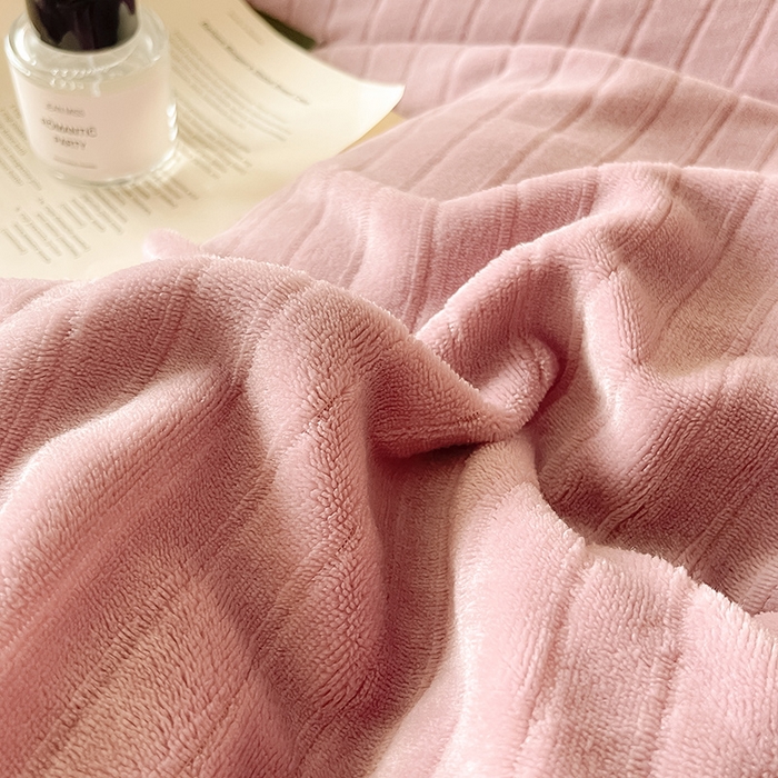 91家纺网 家纺一手货源 找家纺 全季家居 2024新款A类纯色印花波浪大包边牛奶绒贝贝绒加厚保暖四件套 胭脂紫