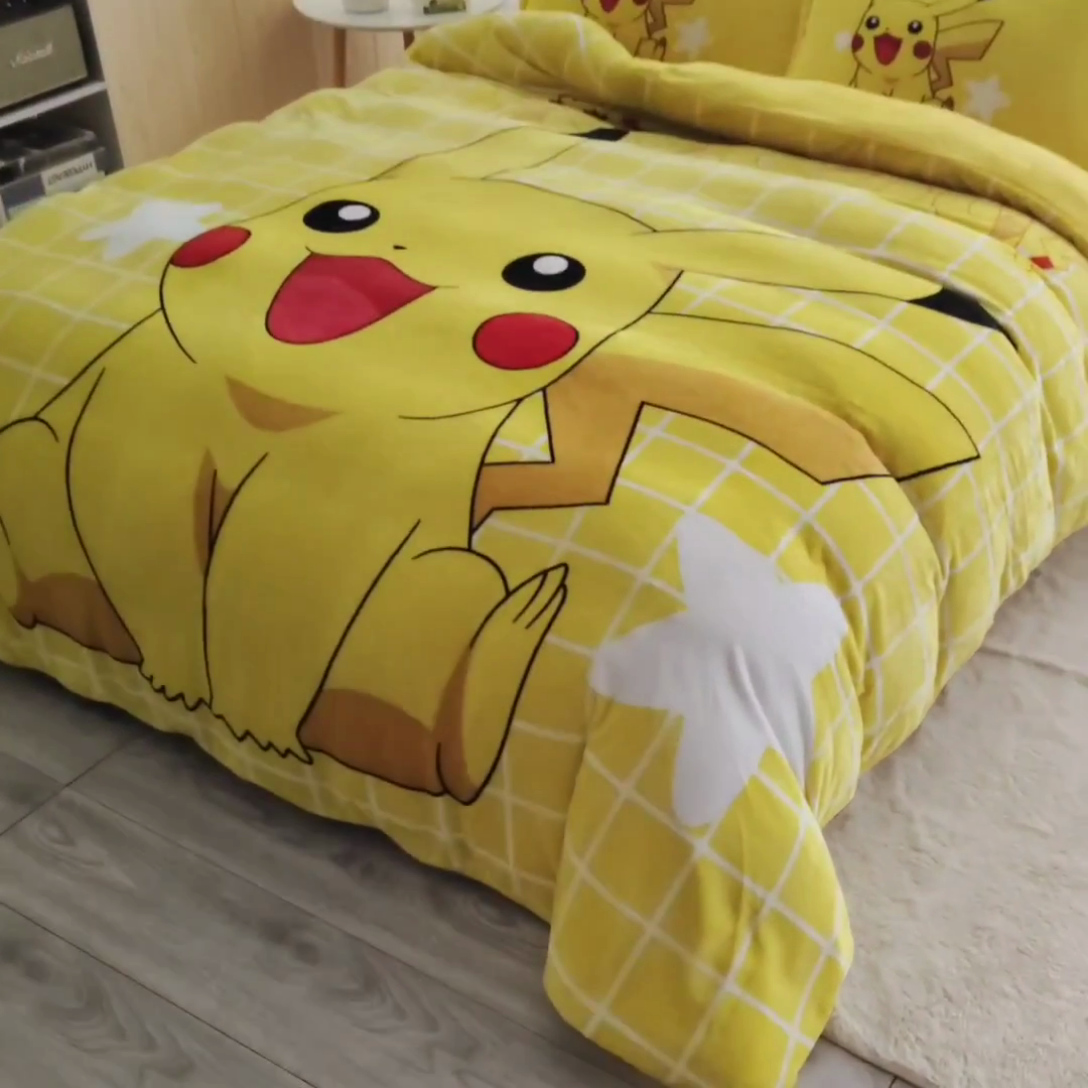 91家纺网 家纺一手货源 找家纺 宝薇 2024新款加厚牛奶绒大版卡通四件套 格子皮卡