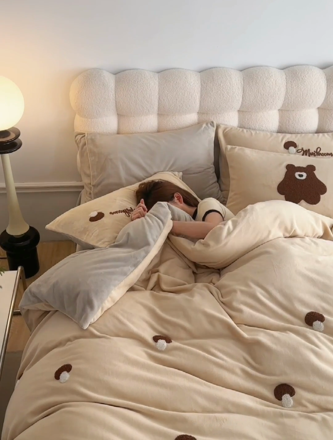 91家纺网 家纺一手货源 找家纺 千朵森 2024新款毛巾绣牛奶绒四件套-慕斯卡 风格一 慕斯卡-香槟灰