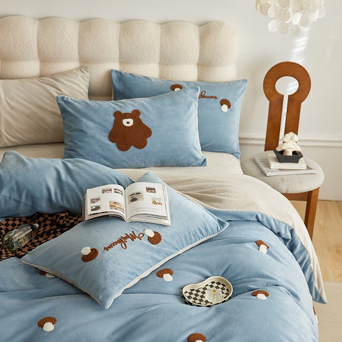 91家纺网 家纺一手货源 找家纺 千朵森 2024新款毛巾绣牛奶绒四件套-慕斯卡 风格一 慕斯卡-槟蓝灰