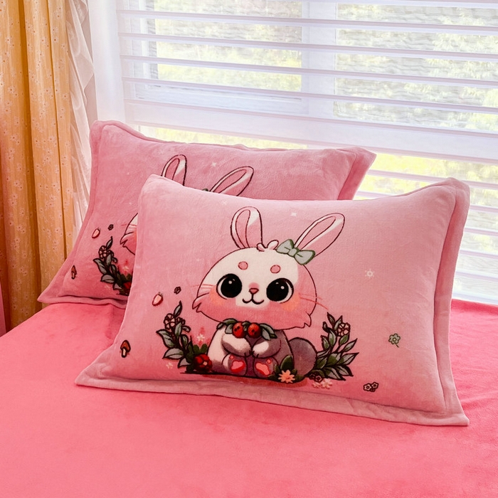 91家纺网 家纺一手货源 找家纺 宝薇 2024新款加厚牛奶绒大版卡通四件套 兔宝贝绒