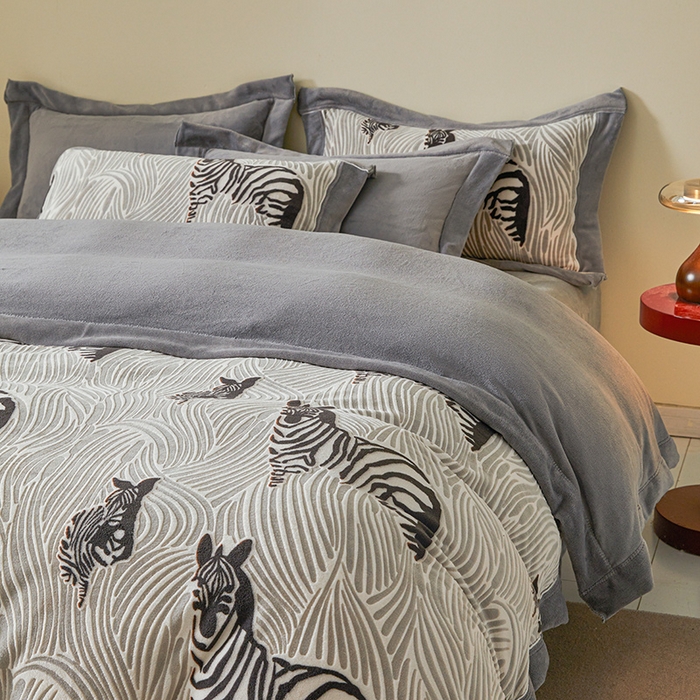 91家纺网 家纺一手货源 找家纺 全季家居 2024新款A类高克重5D立体浮雕宽边牛奶绒加厚保暖被套单件 斑马灰