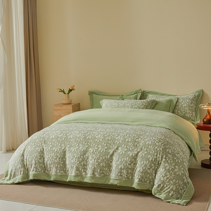 91家纺网 家纺一手货源 找家纺 全季家居 2024新款A类高克重5D立体浮雕宽边牛奶绒加厚保暖被套单件 百合绿
