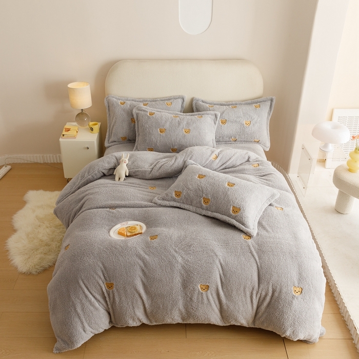 91家纺网 家纺一手货源 找家纺 金奇达家纺 2025秋冬保暖加厚绒类【泰迪绒小刺绣】四件套 熊熊浅灰