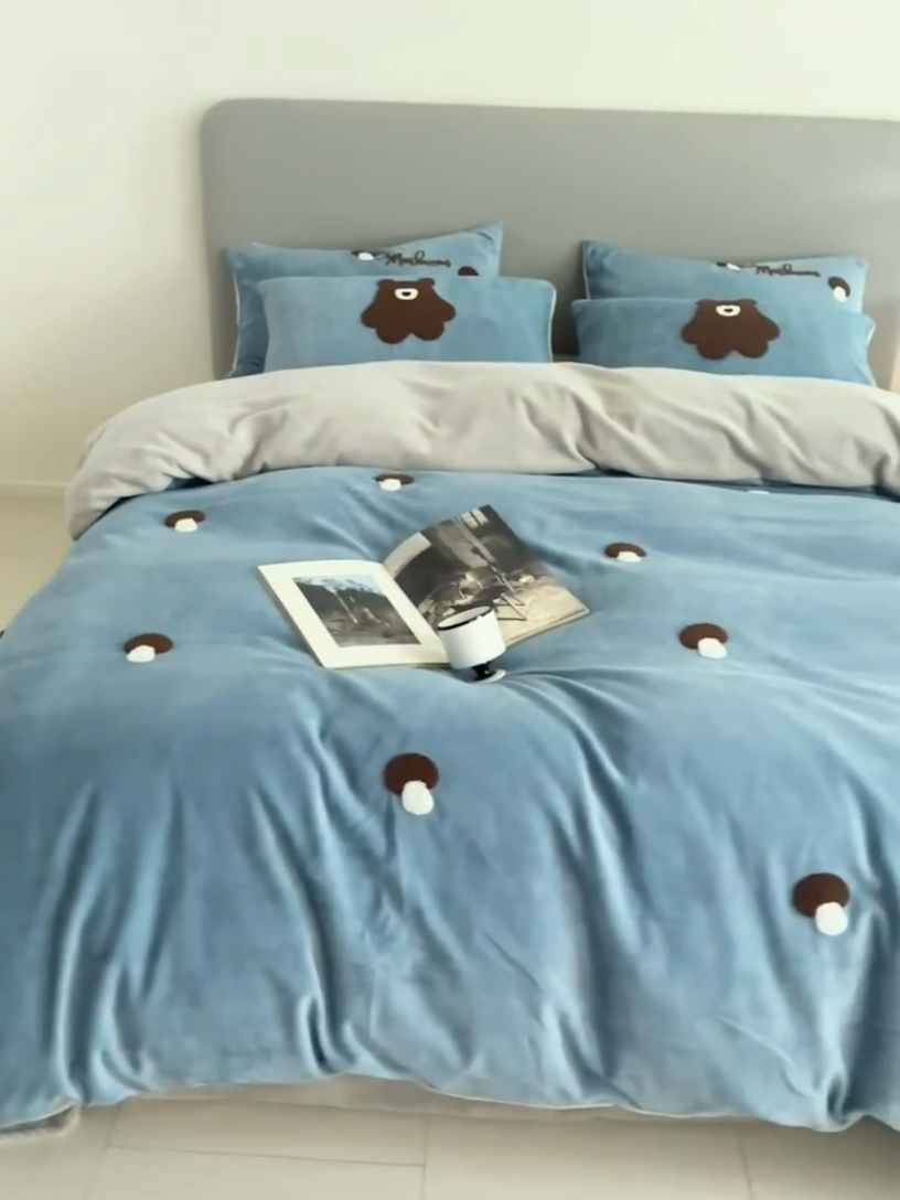 91家纺网 家纺一手货源 找家纺 千朵森 2024新款毛巾绣牛奶绒四件套-慕斯卡 风格二 慕斯卡-槟蓝灰