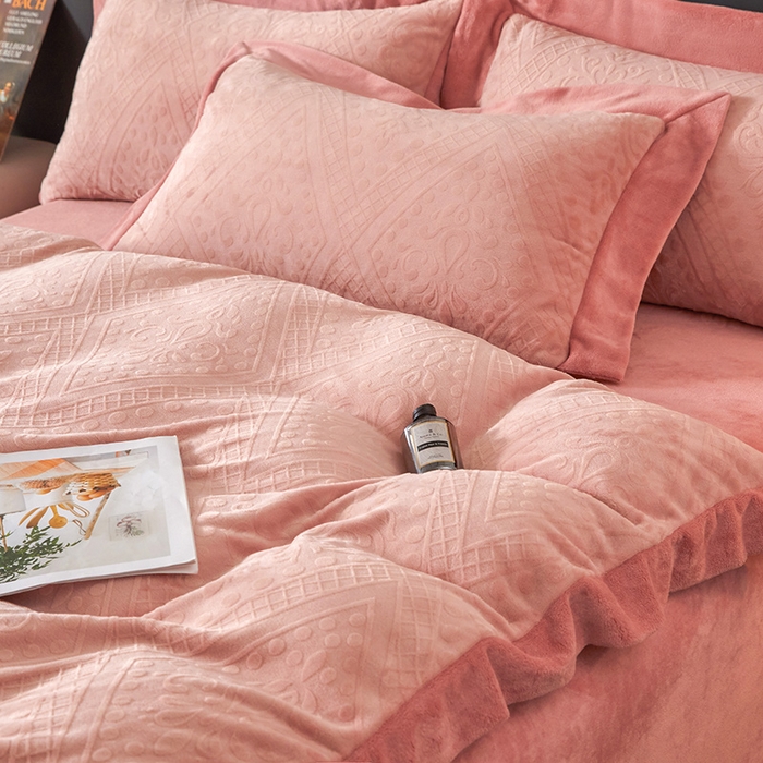 91家纺网 家纺一手货源 找家纺 全季家居 2024新款A类加厚保暖3D雕花拼角牛奶绒四件套 格调-粉
