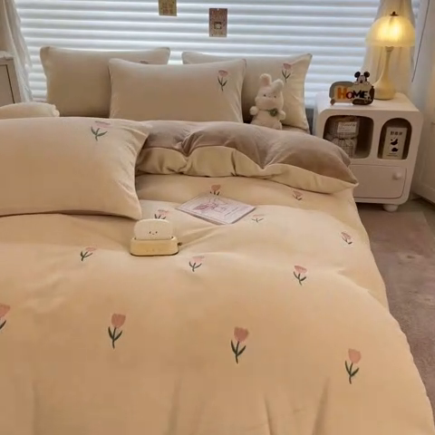 91家纺网 家纺一手货源 找家纺 丝幔家纺 2025新款A类刺绣牛奶绒四件套 花朵-奶咖