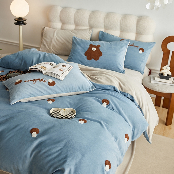 91家纺网 家纺一手货源 找家纺 千朵森 2024新款毛巾绣牛奶绒四件套-慕斯卡 风格一 慕斯卡-槟蓝灰