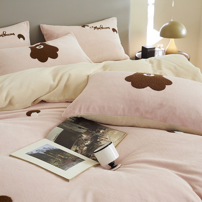 91家纺网 家纺一手货源 找家纺 （总）千朵森 2024新款毛巾绣牛奶绒四件套-慕斯卡 风格二