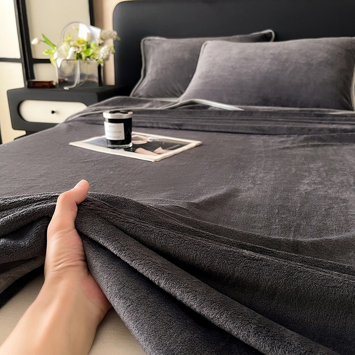 91家纺网 家纺一手货源 找家纺 全季家居 2024新款A类纯色印花高克重加厚保暖包边牛奶绒床单单件 深灰