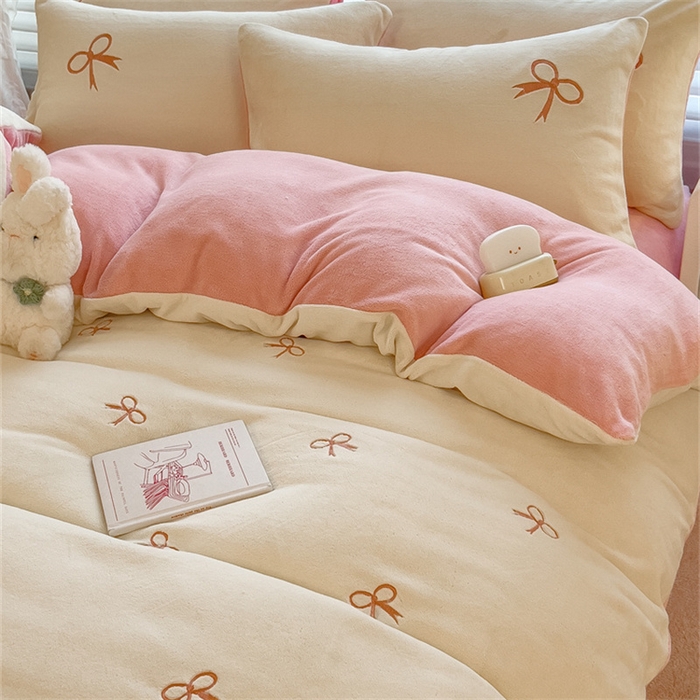 91家纺网 家纺一手货源 找家纺 丝幔家纺 2025新款A类刺绣牛奶绒四件套 蝴蝶结-粉