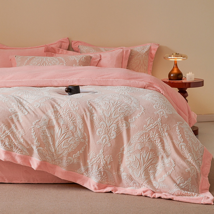 91家纺网 家纺一手货源 找家纺 全季家居 2024新款A类高克重5D立体浮雕宽边牛奶绒加厚保暖被套单件 芳草-粉