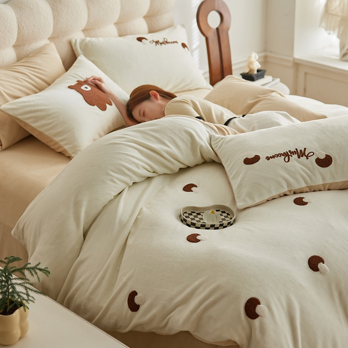 91家纺网 家纺一手货源 找家纺 千朵森 2024新款毛巾绣牛奶绒四件套-慕斯卡 风格一 慕斯卡-奶白卡