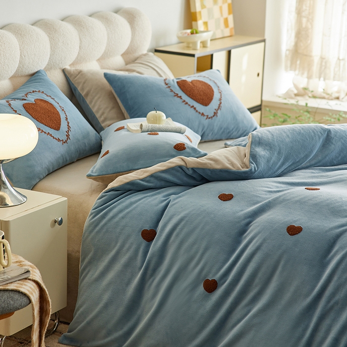 91家纺网 家纺一手货源 找家纺 千朵森 2024新款牛奶绒毛巾绣四件套-艾琳 艾琳-云水蓝