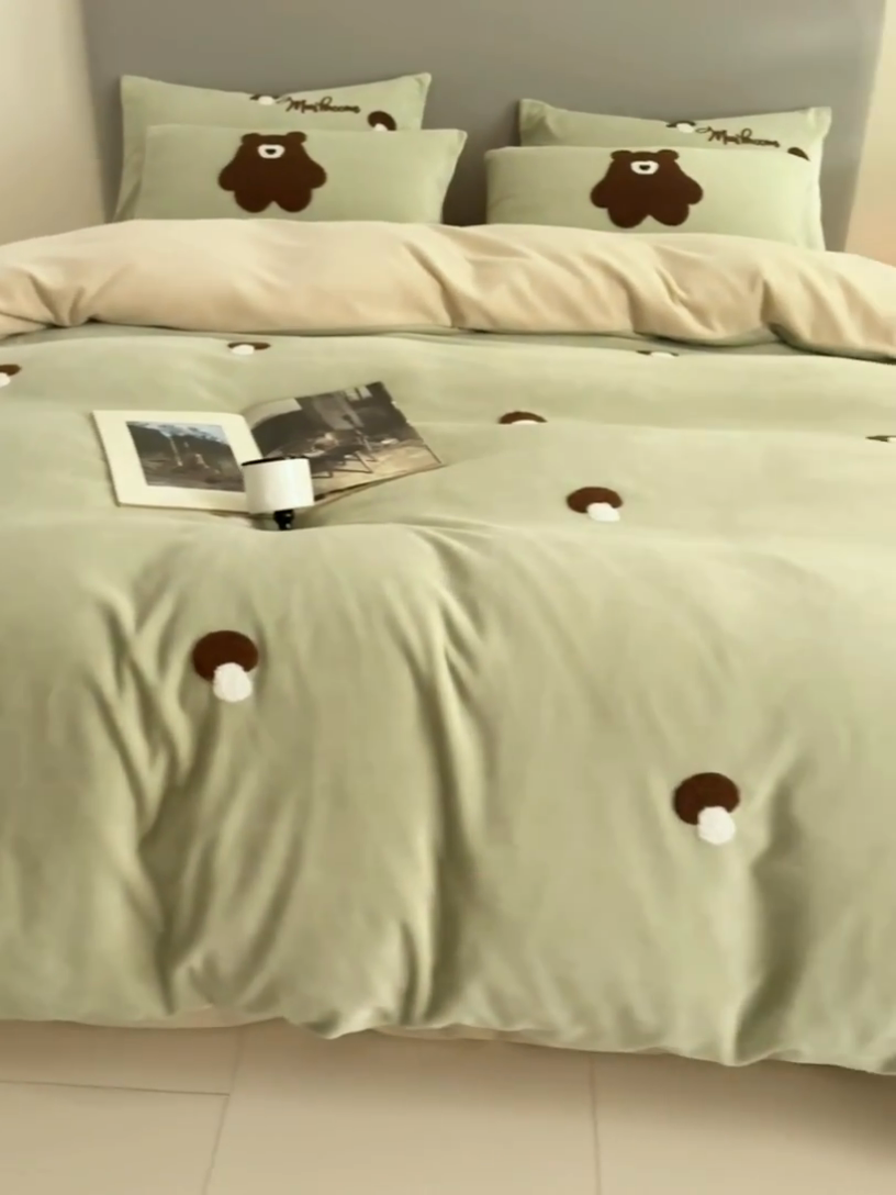 91家纺网 家纺一手货源 找家纺 千朵森 2024新款毛巾绣牛奶绒四件套-慕斯卡 风格二 慕斯卡-绿香槟