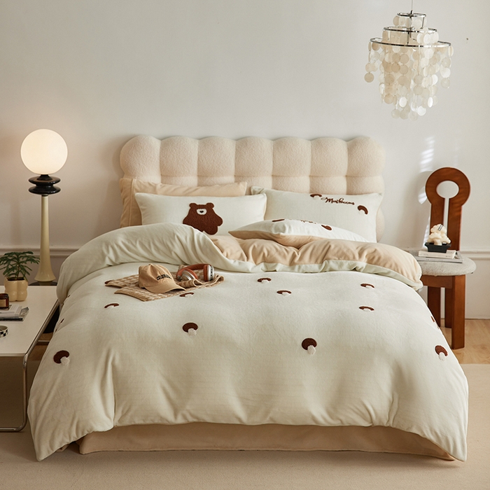 91家纺网 家纺一手货源 找家纺 （总）千朵森 2024新款毛巾绣牛奶绒四件套-慕斯卡 风格一