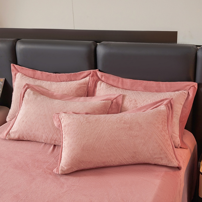 91家纺网 家纺一手货源 找家纺 全季家居 2024新款A类加厚保暖3D雕花拼角牛奶绒四件套 格调-粉