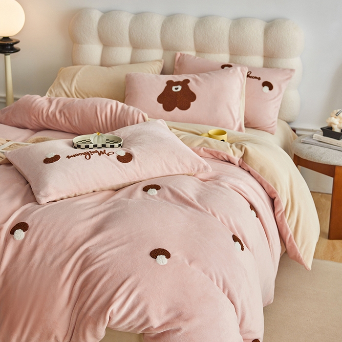 91家纺网 家纺一手货源 找家纺 千朵森 2024新款毛巾绣牛奶绒四件套-慕斯卡 风格一 慕斯卡-玉粉槟