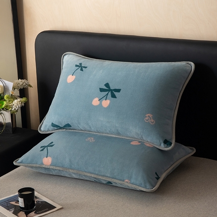 91家纺网 家纺一手货源 找家纺 全季家居 2024新款A类纯色印花高克重加厚保暖包边牛奶绒枕套 小樱桃