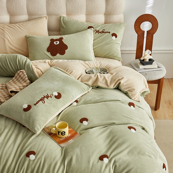 91家纺网 家纺一手货源 找家纺 千朵森 2024新款毛巾绣牛奶绒四件套-慕斯卡 风格一 慕斯卡-绿香槟