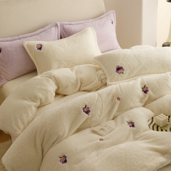 91家纺网 家纺一手货源 找家纺 金奇达家纺 2025秋冬保暖加厚绒类【泰迪绒小刺绣】四件套 泰迪绒-温暖葡萄白