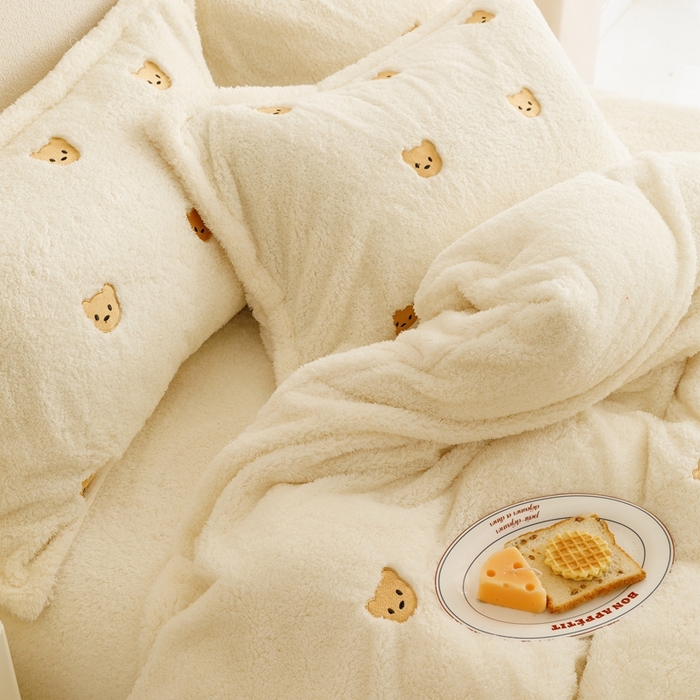 91家纺网 家纺一手货源 找家纺 金奇达家纺 2025秋冬保暖加厚绒类【泰迪绒小刺绣】四件套 熊熊米白