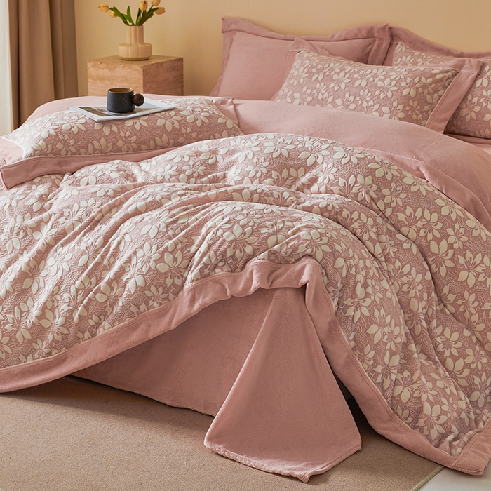 91家纺网 家纺一手货源 找家纺 全季家居 2024新款A类高克重5D立体浮雕宽边牛奶绒加厚保暖被套单件 百合粉