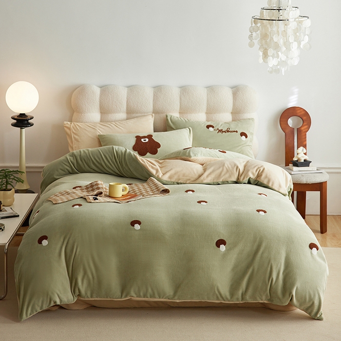 91家纺网 家纺一手货源 找家纺 千朵森 2024新款毛巾绣牛奶绒四件套-慕斯卡 风格一 慕斯卡-绿香槟