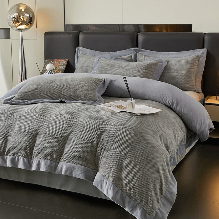 91家纺网 家纺一手货源 找家纺 全季家居 2024新款A类加厚保暖3D雕花拼角牛奶绒四件套 摩卡-灰