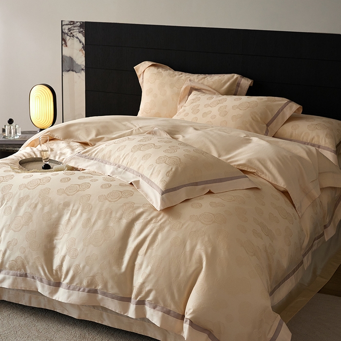 91家纺网 家纺一手货源 找家纺 琉宿家纺 2025新款50s双股长绒棉提花宽边工艺四件套 花漫影-浅香槟