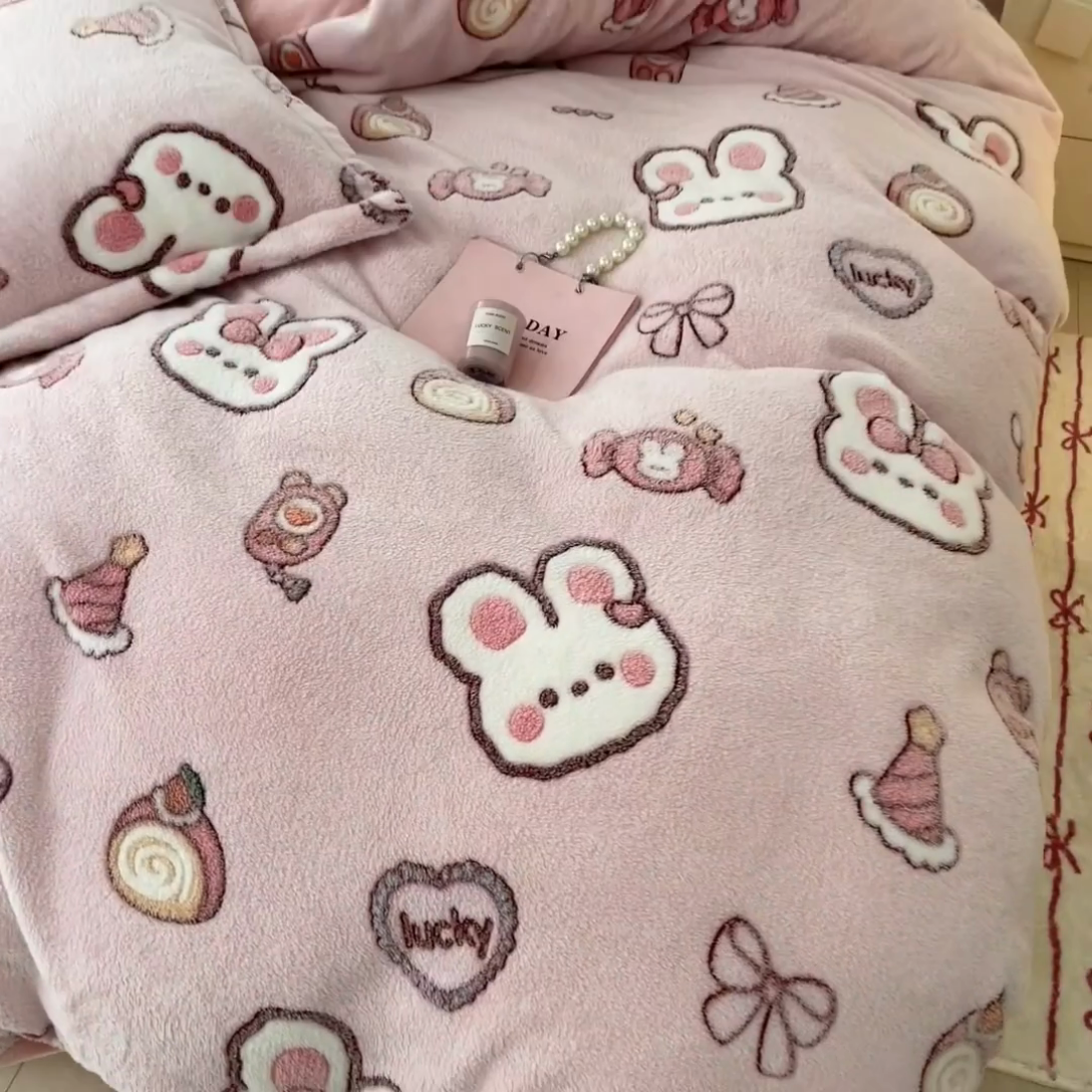 91家纺网 家纺一手货源 找家纺 川悦生活 2024新款雪花绒印花单被套系列-自然光 蜜语奶兔