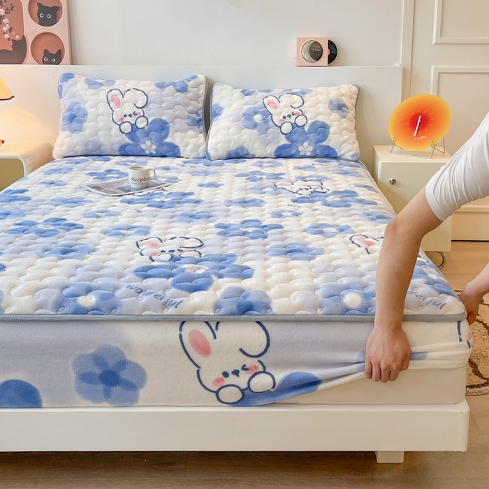 91家纺网 家纺一手货源 找家纺 2024秋冬牛奶绒加厚夹棉床笠三件套印花床垫保护套罩2.蓓蕾兔-兰