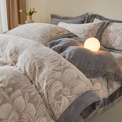 91家纺网 家纺一手货源 找家纺 （总）全季家居 2024新款A类高克重5D立体浮雕宽边牛奶绒加厚保暖被套单件