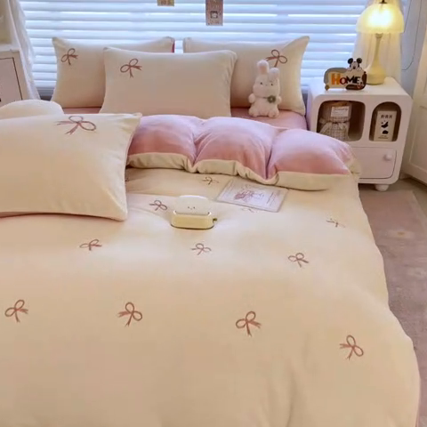 91家纺网 家纺一手货源 找家纺 丝幔家纺 2025新款A类刺绣牛奶绒四件套 蝴蝶结-粉