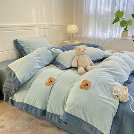 91家纺网 家纺一手货源 找家纺 如一 2024新款水晶绒拼角工艺满版毛巾绣系列四件套（提供买家秀，联系微信客服） 小熊-梵星兰