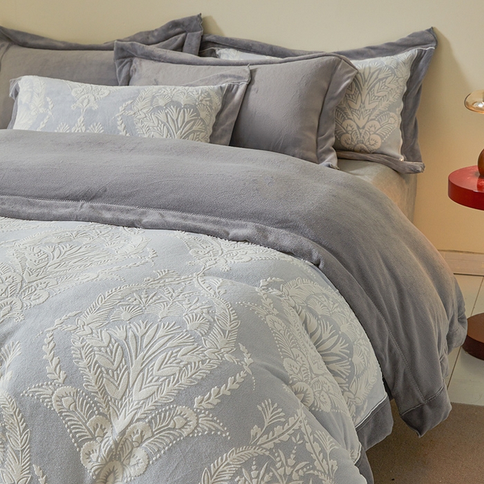 91家纺网 家纺一手货源 找家纺 全季家居 2024新款A类高克重5D立体浮雕宽边牛奶绒加厚保暖被套单件 芳草灰