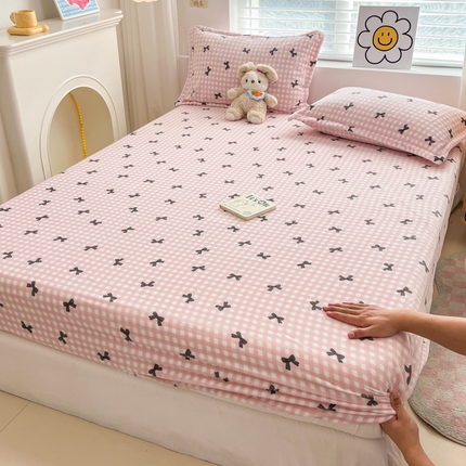 91家纺网 家纺一手货源 找家纺 暮思 2024新款ins小清新少女韩系高克重牛奶绒单品床笠三件套 A版-恬梦-粉黑